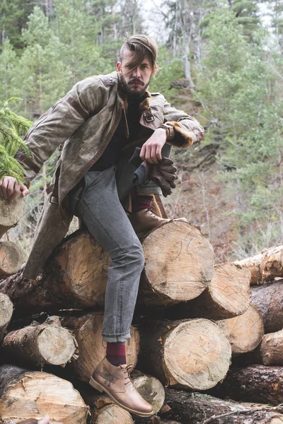 Людина на колодах в лісі — стокове фото
