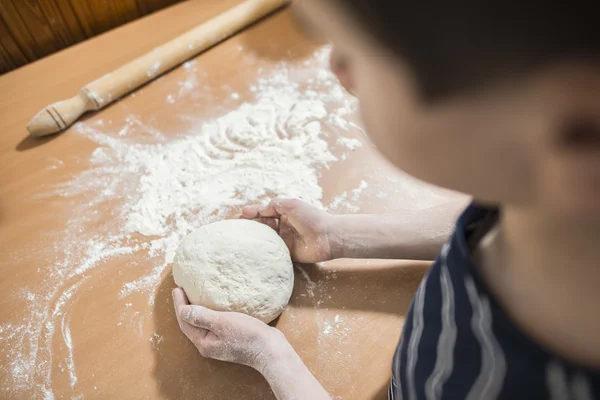 Приготовление хлеба на кухне — стоковое фото