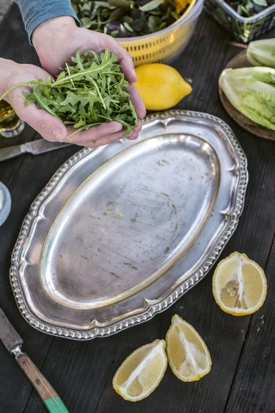 Preparação de salada de arugula . — Fotografia de Stock