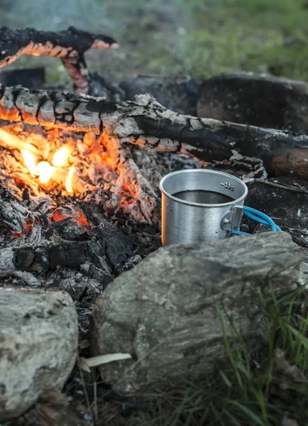 Att göra kaffe på lägereld — Stockfoto