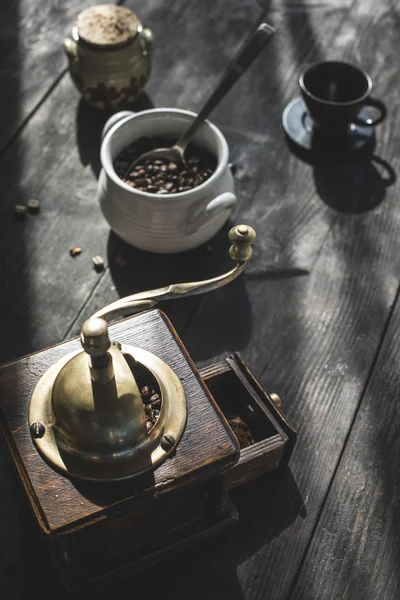 老式的咖啡研磨机和豆类 — 图库照片