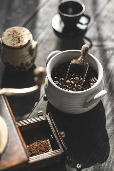 Molinillo de café vintage y frijoles — Foto de Stock