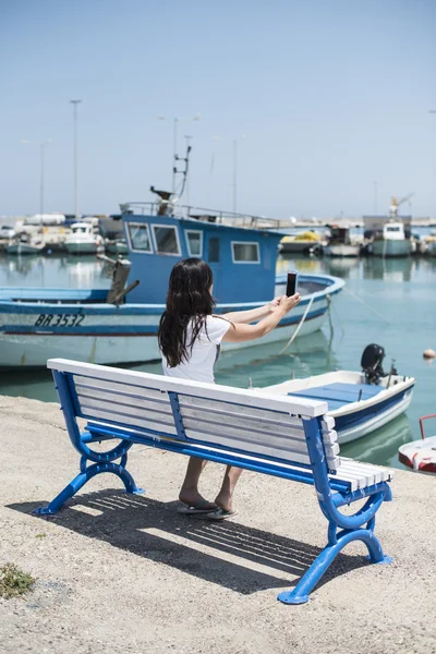 Жінка Сидить Лавці Пляжі Перед Човнами — стокове фото