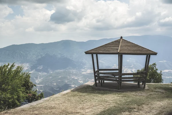 Wooden gazebo high in the mountains — Stock Photo, Image