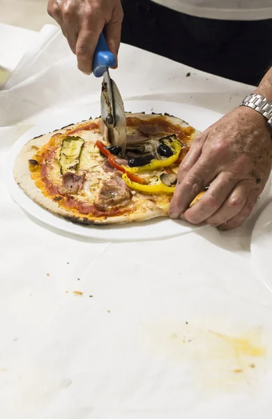 Chef préparant une pizza — Photo