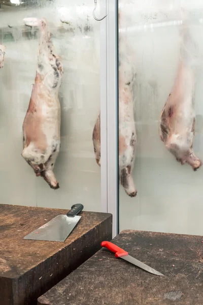Мясо ягненка в мясной лавке — стоковое фото