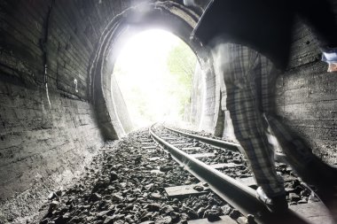 Tren yolda yürürken çocuk