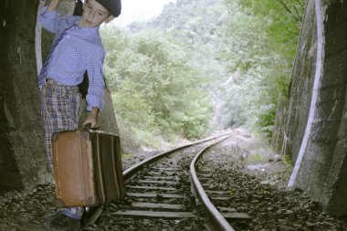 Tren yolda yürürken çocuk