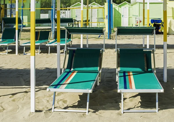 Сонячні ліжка і парасольки на пляжі — стокове фото