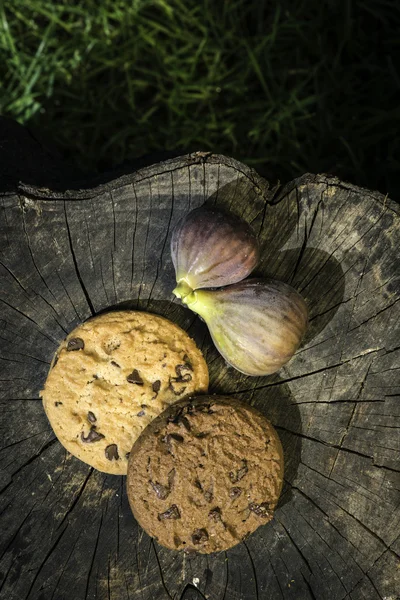 Vijgen en koekjes op hout — Stockfoto