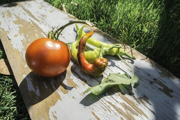 Ντομάτας και τις πιπεριές σε φόντο ξύλινη — Φωτογραφία Αρχείου