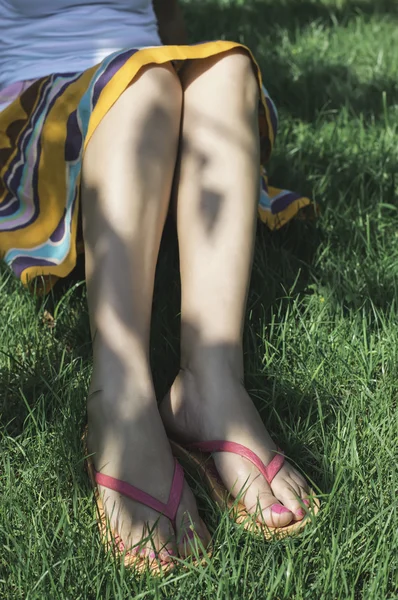 Füße auf grünem Gras — Stockfoto