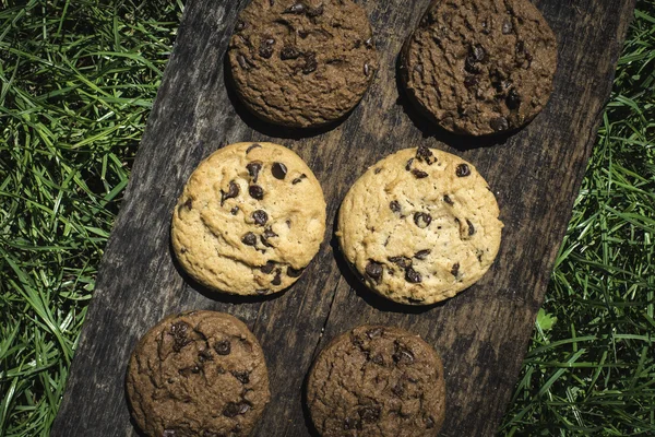 Biscoitos em tábua de madeira — Fotografia de Stock