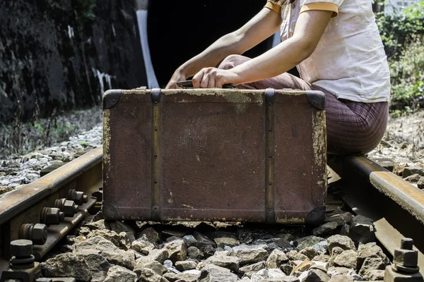 Femme et valise sur route ferroviaire — Photo