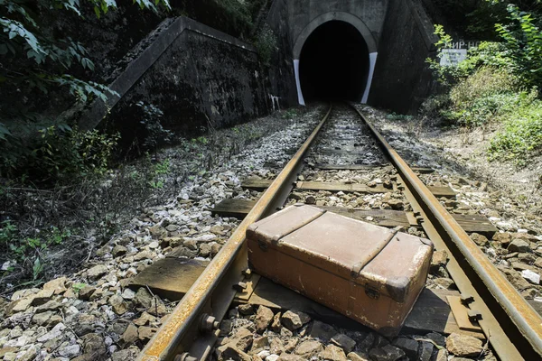 Valise vintage sur route ferroviaire — Photo