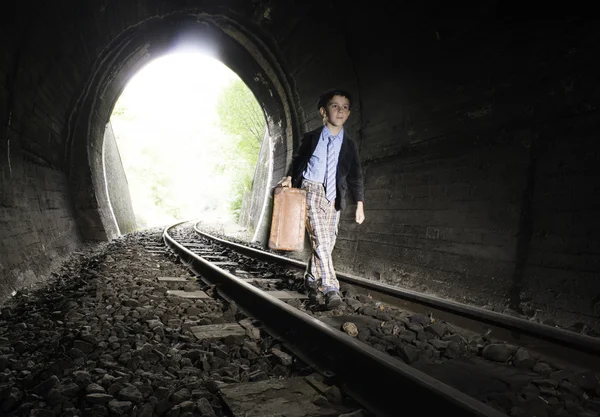 Dítě chodit na železniční trati — Stock fotografie