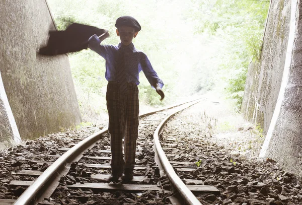 Niño caminando por la carretera ferroviaria — Foto de Stock