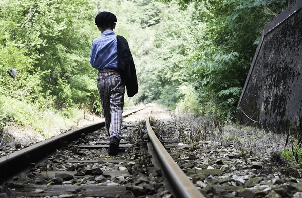 Chłopiec chodzenie na kolejowej — Zdjęcie stockowe
