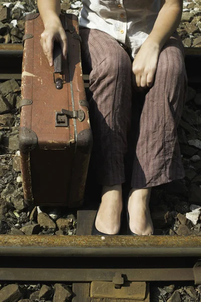 Frau und Koffer auf Bahnstrecke — Stockfoto