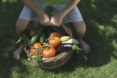 çocuk ve sepet vegetabless ile