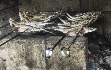Barbekü üzerinde küçük balık