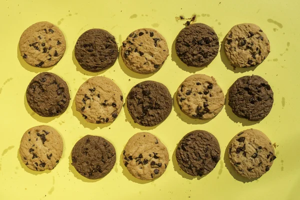 Biscoitos sobre fundo amarelo — Fotografia de Stock