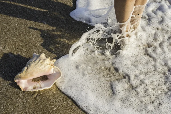 Mulher pés em ver ondas — Fotografia de Stock