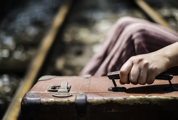 Žena a kufr na železniční trati — Stock fotografie