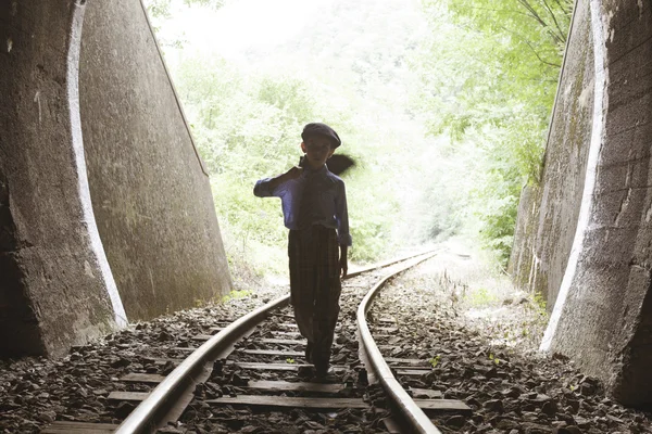 Bambino che cammina sulla strada ferroviaria — Foto Stock