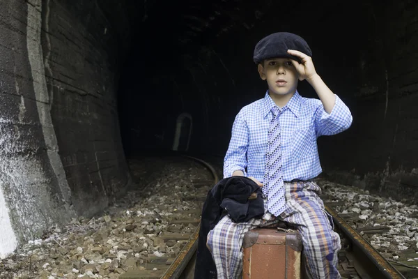 鉄道道路上に子供が座っています。 — ストック写真