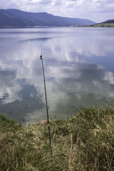 Рибальський стрижень на озері — стокове фото