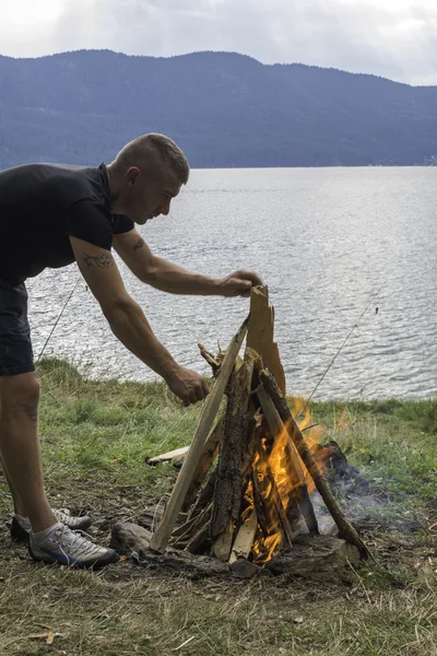 Хлопчик Який Запалює Вогонь Лісі Озеро Фоні — стокове фото
