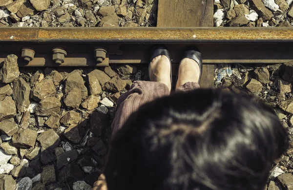 Perempuan di jalan kereta api — Stok Foto