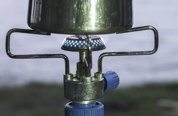 Het maken van koffie in de natuur — Stockfoto