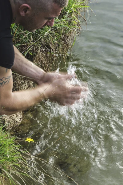 Ragazzo Lava Mani Lago Vicino — Foto Stock