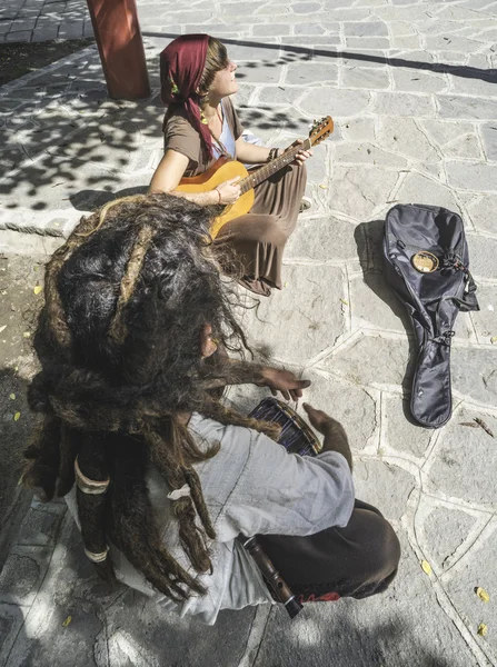 Street musicians playing guitar — Stock Photo, Image