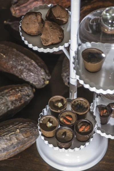 Çikolatalı bonbon bulaşık ve kakao — Stok fotoğraf