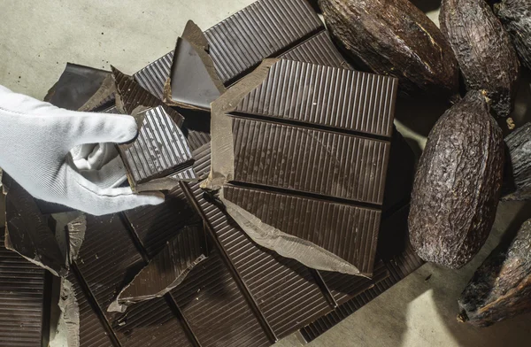 Mano sosteniendo barra de chocolate —  Fotos de Stock