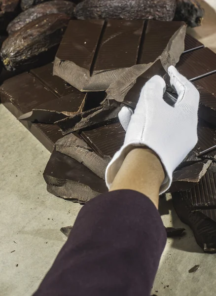 Hand som håller choklad bar — Stockfoto