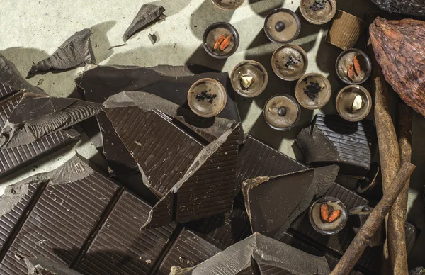 Bombones de chocolate y barra de chocolate — Foto de Stock