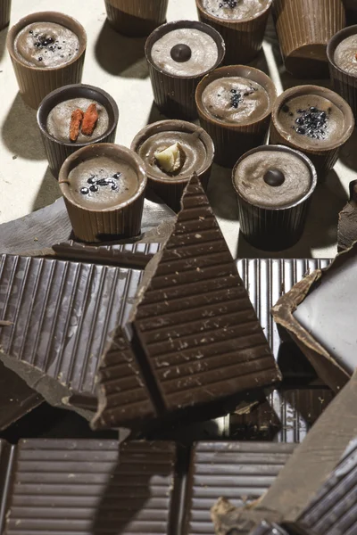 Choklad konfekt och chokladkaka — Stockfoto