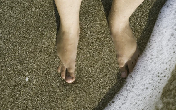 Duas pernas nas ondas do mar — Fotografia de Stock