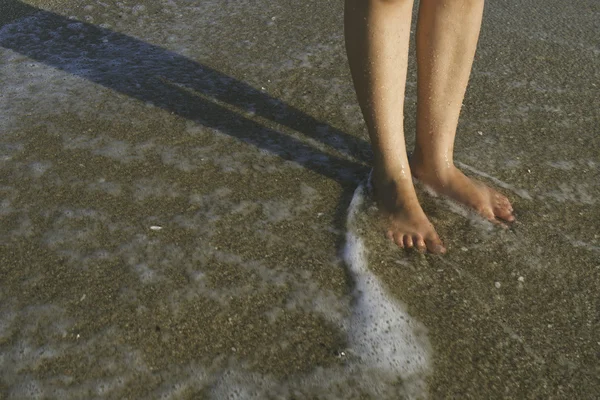 Δύο πόδια στην θάλασσα κύματα — Φωτογραφία Αρχείου