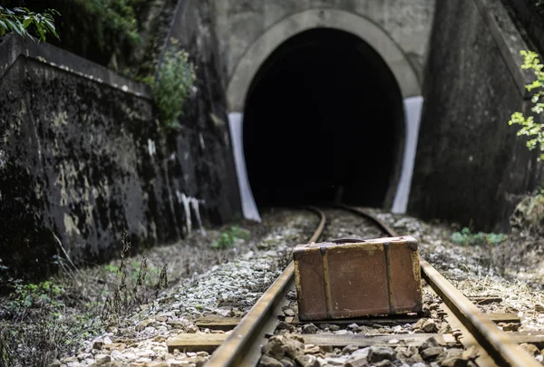 ヴィンテージ スーツケース鉄道道路 — ストック写真