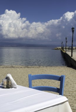 Sahilde Yunan taverna tabloda