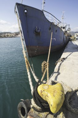  Gevşetti tekne ipleri
