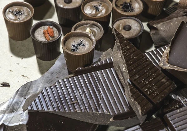 Bombones de chocolate y barra de chocolate —  Fotos de Stock