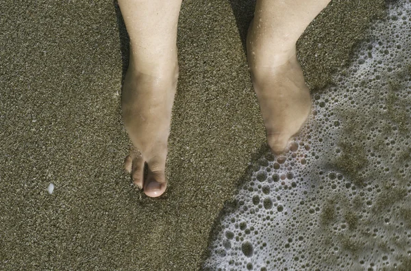 Duas pernas nas ondas do mar — Fotografia de Stock