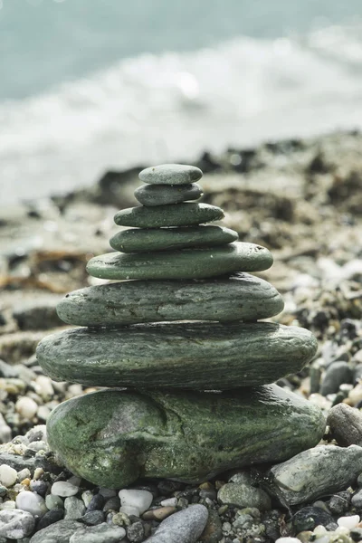 海の石を積み上げ — ストック写真