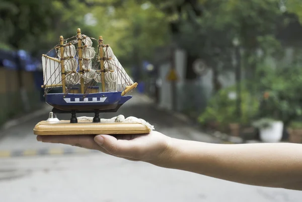 Hand met model van zeilschip — Stockfoto